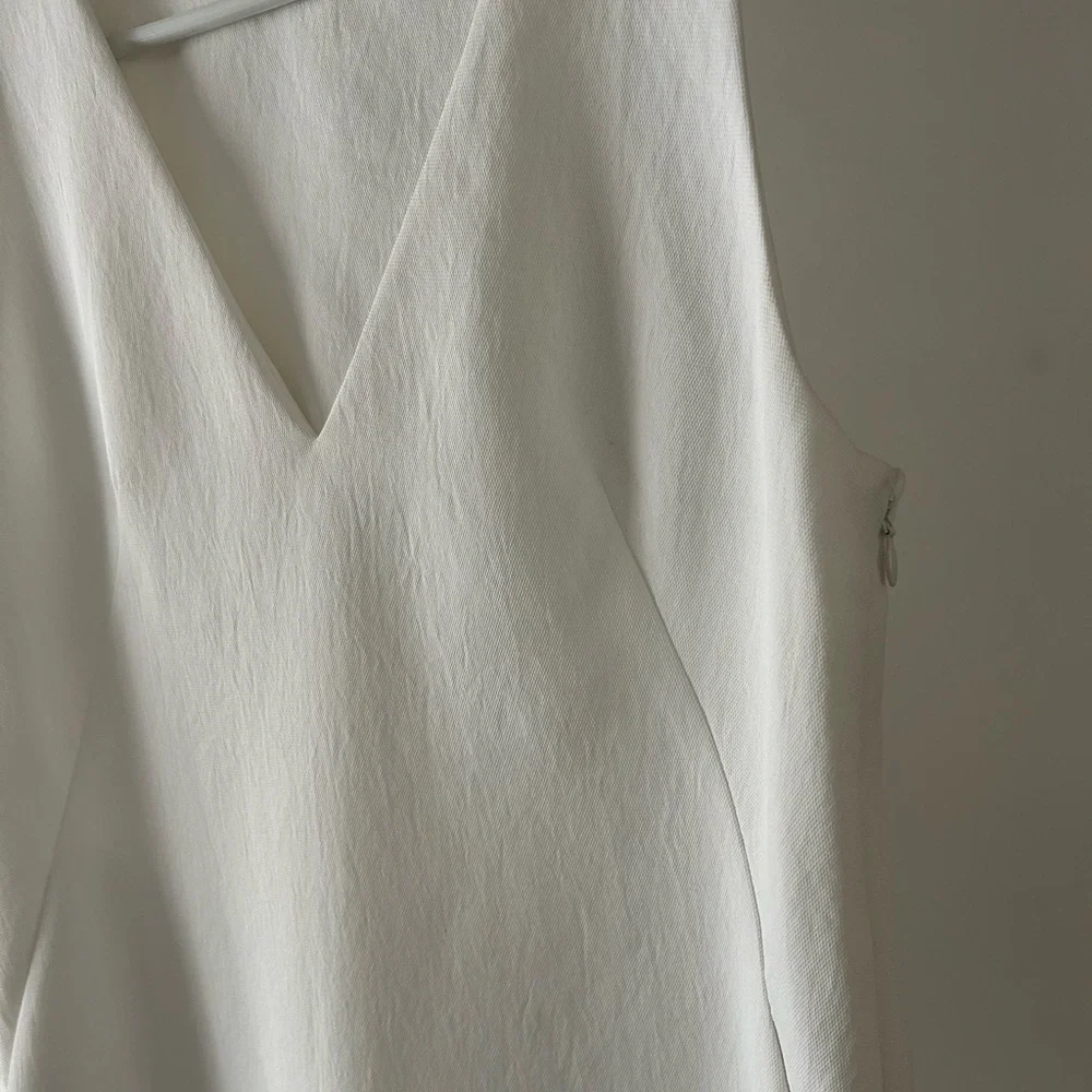 Aritzia Babaton Louie V-Neck Sleeveless Dress, Size 8, Colour White Espace. - Picture 6 of 8